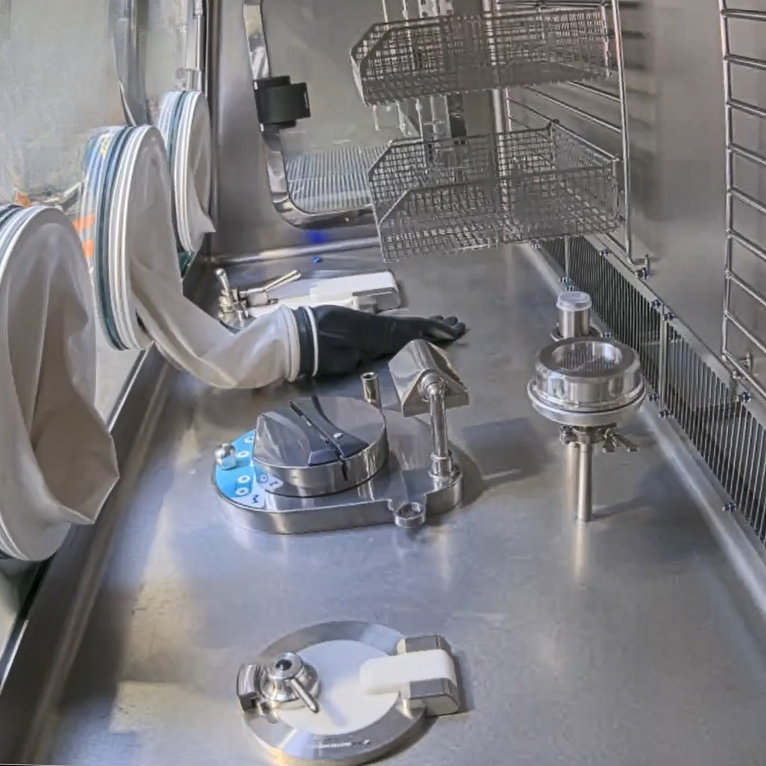 Innovation en action : l’intégration d’une caméra dans nos isolateurs de test de stérilité 2 JCE biotechnology isolator manufacturer hospitals pharmaceutical blog article 04 img1 scaled
